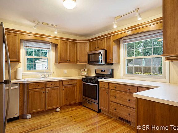 2nd image of 1923 Chamberlain Ave SE