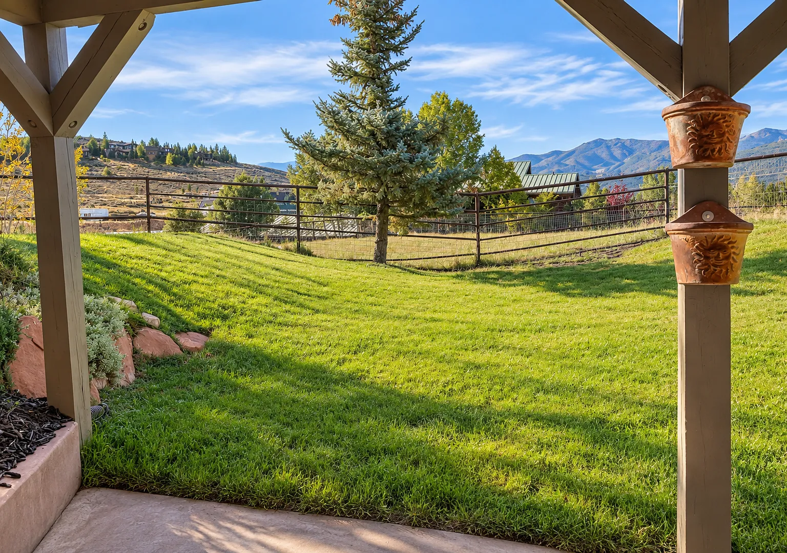Bright 2-Bedroom with Private Patio & Backyard — Photo 3