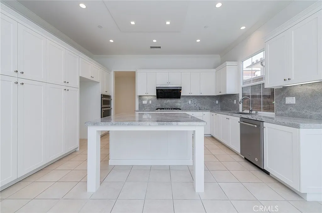 4 bed, 2246 sqft, $6,500 — Photo 2