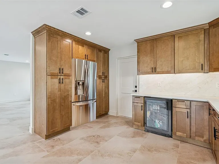 3921 Versailles Dr — Photo 8