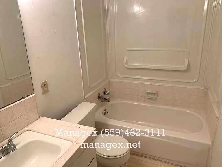 6060 N Poplar Ave — Photo 8