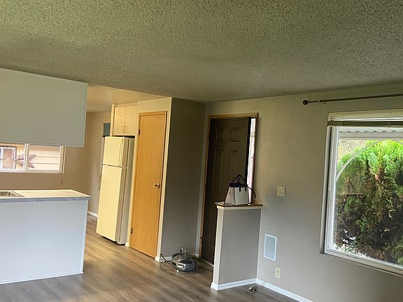 3rd image of 8525 Vickery Ave E