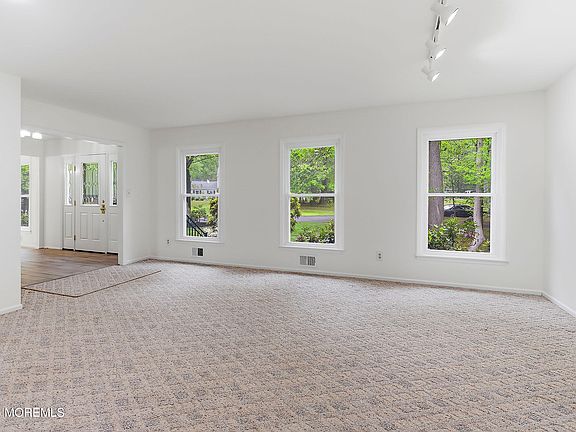 5th image of 136 Green Oak Boulevard