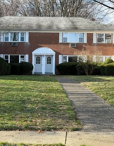 17 Manchester Ct — Photo 1