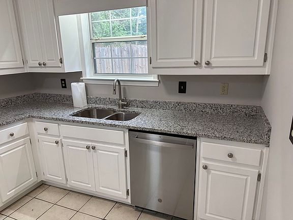 5th image of 492 Oakwood Manor Dr