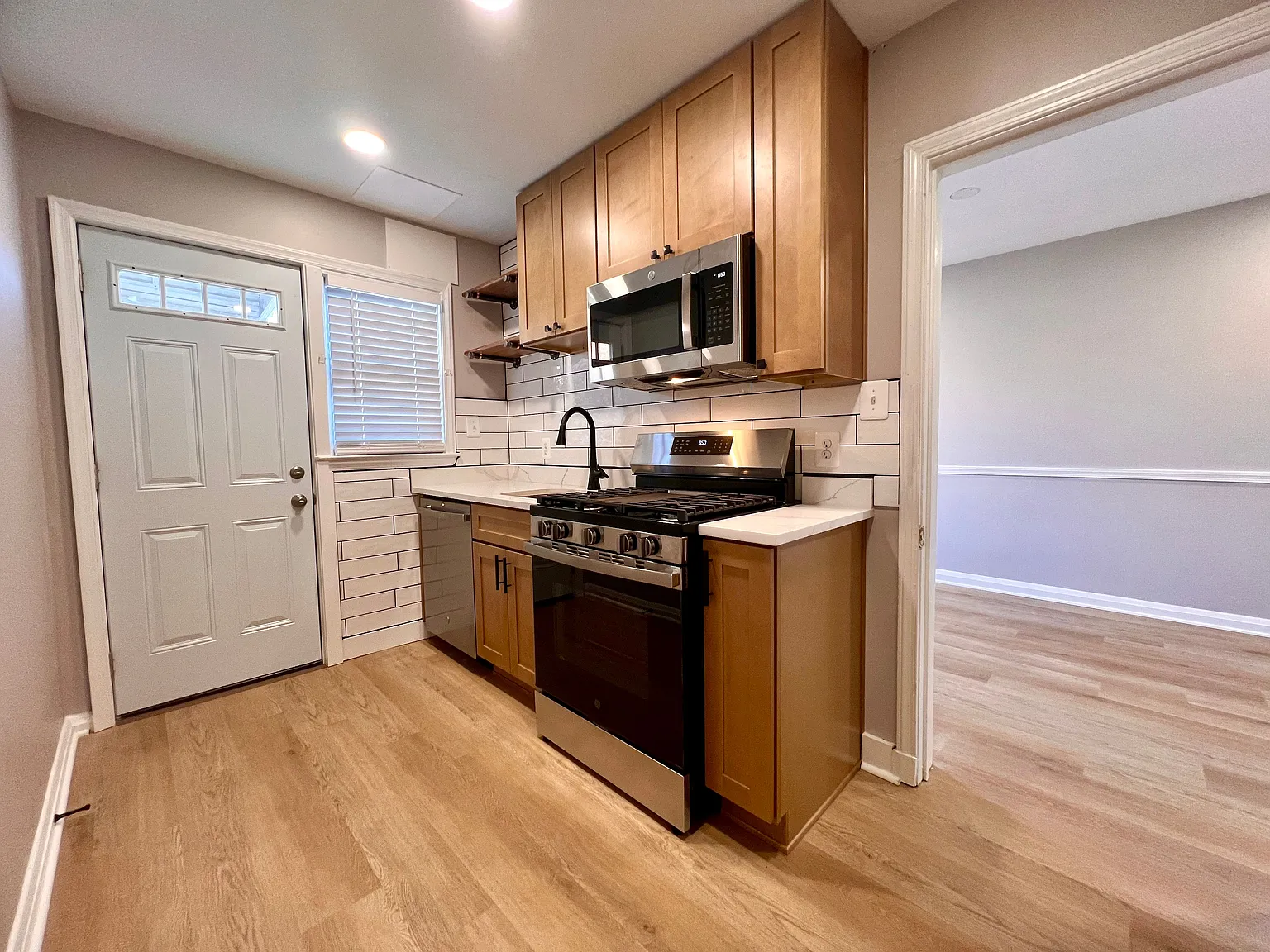 3 bed, 1.0 bath, 1600 sqft, $2,200 — Photo 3