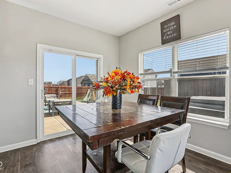 6673 Laurelwood Dr — Photo 13