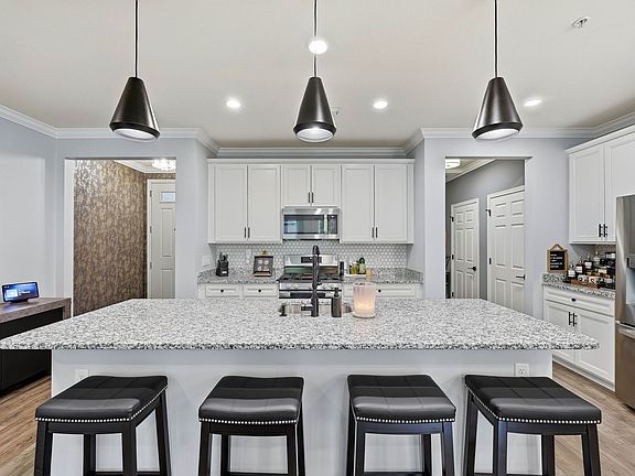 3rd image of 84 Aspen Dr