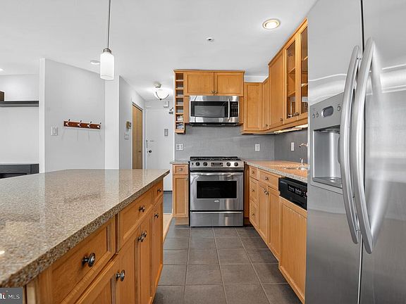 4th image of 1601 18th St NW APT 1001
