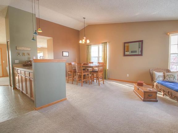 Spacious open floor plan to enjoy!