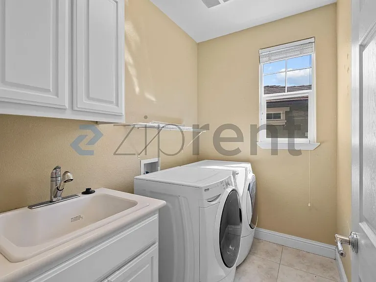 139 N Lafayette St — Photo 16