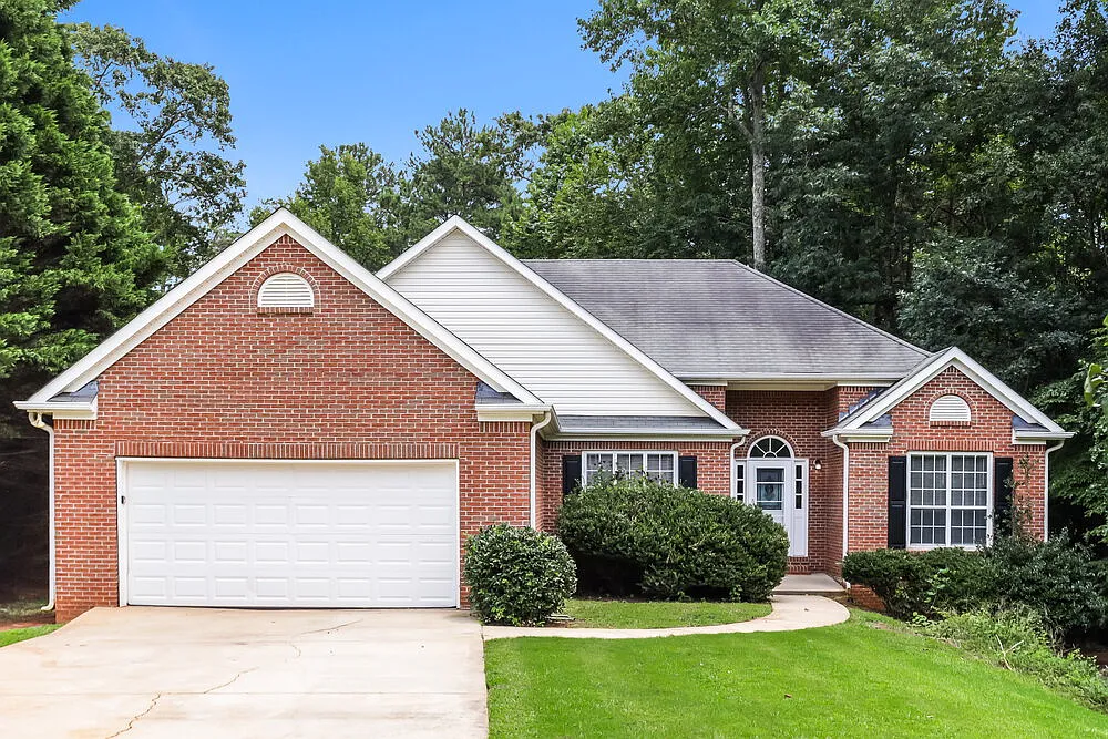 3 bed, 2.0 bath, 2714 sqft, $2,120 — Photo 1