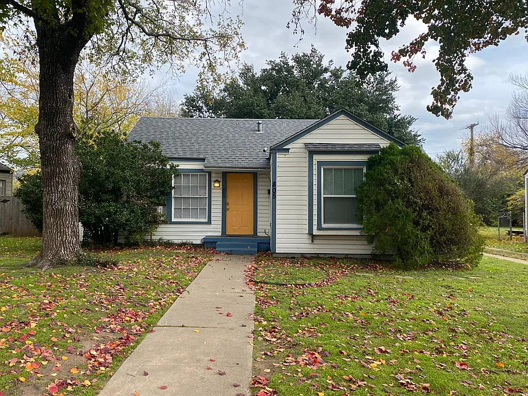 805 Roosevelt St — Photo 1