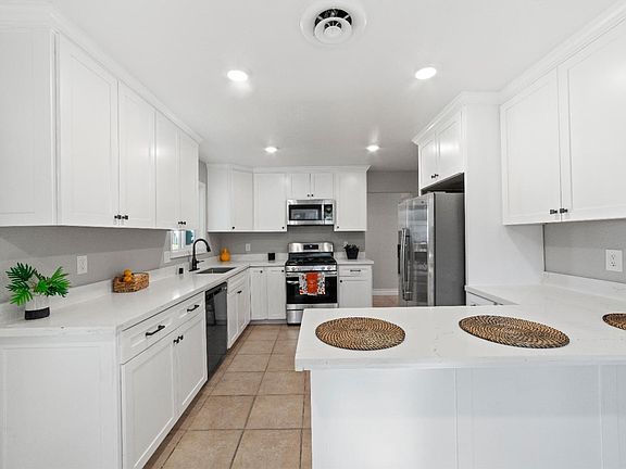 3rd image of 3830 Lynhurst