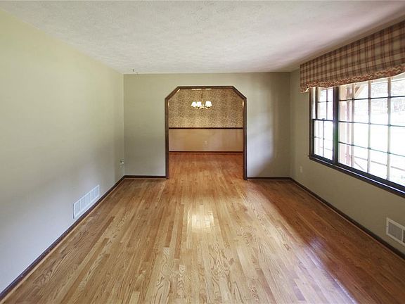 5th image of 2557 Hedgerow Dr NE