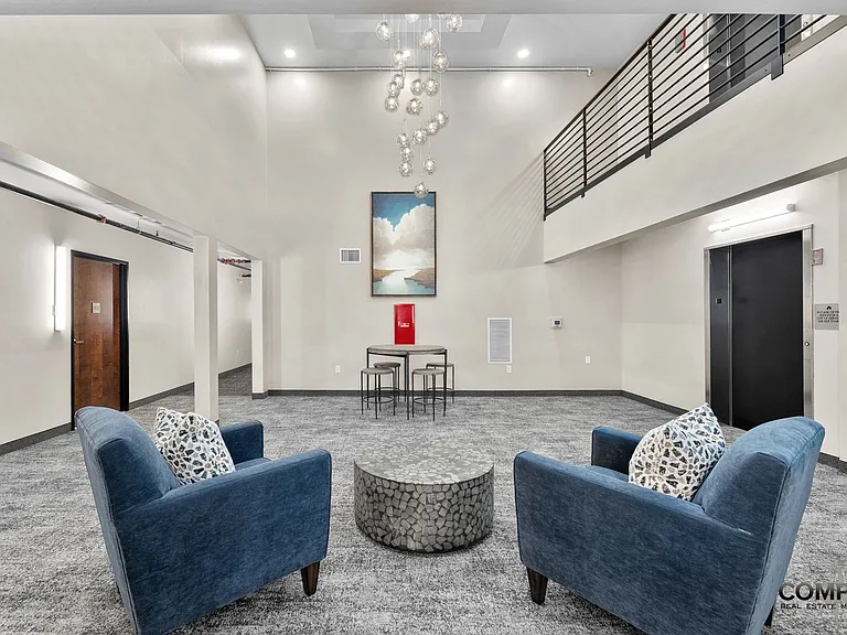 610 Gray St Apartments — Photo 34
