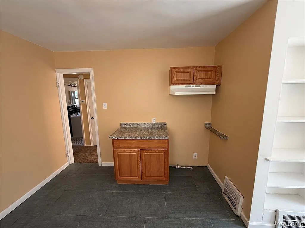 3 bed, 1100 sqft, $1,300 — Photo 2