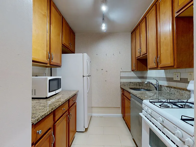 2400 41st St NW #208 — Photo 8