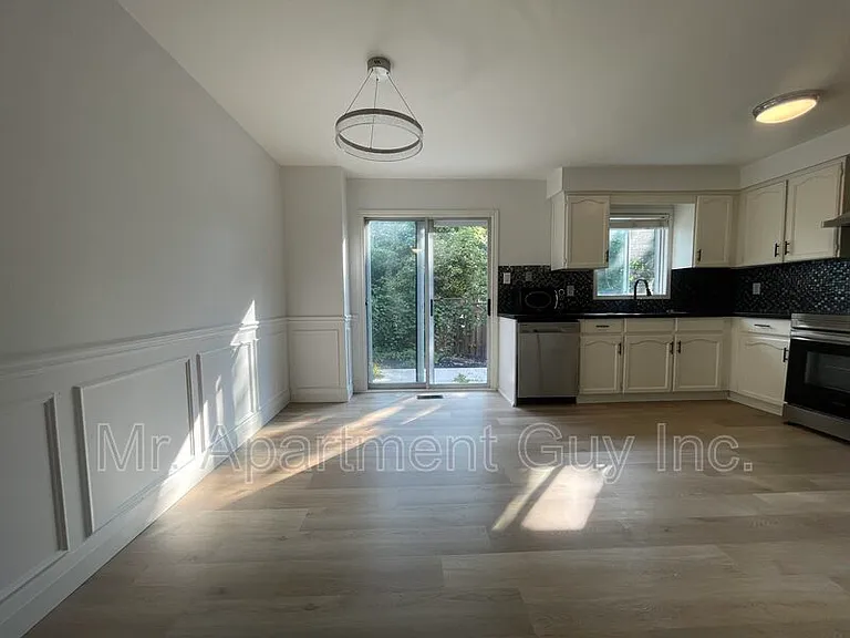 6687 Bansbridge Cres — Photo 11