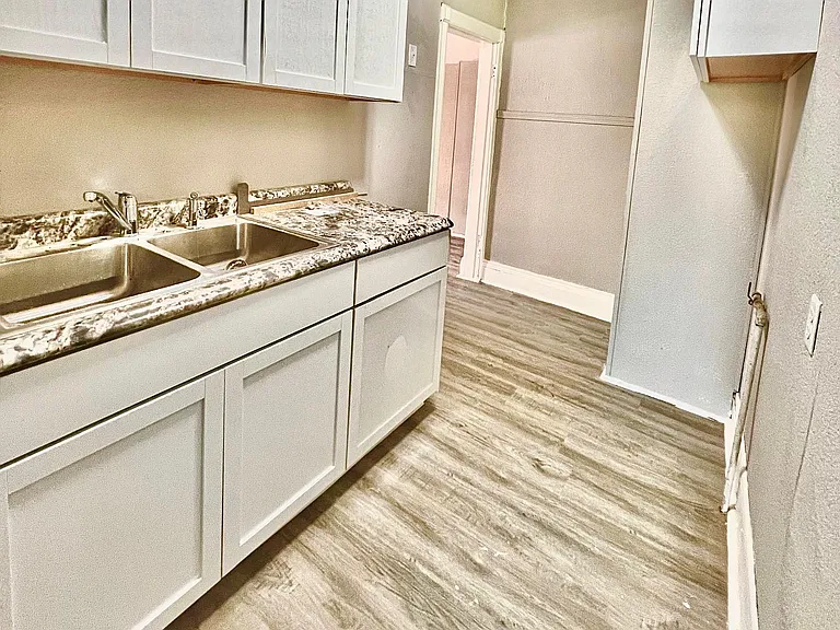 413 E 3rd St #3 — Photo 4