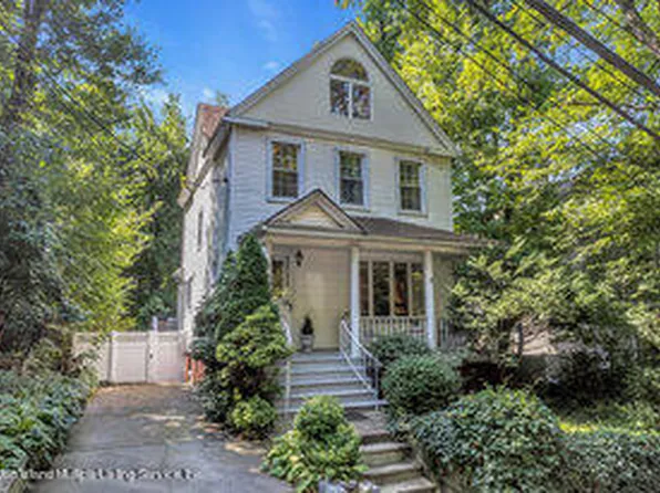 8 Theresa Pl, Staten Island, NY 10301