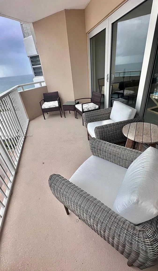 Hemispheres Condo — Photo 4