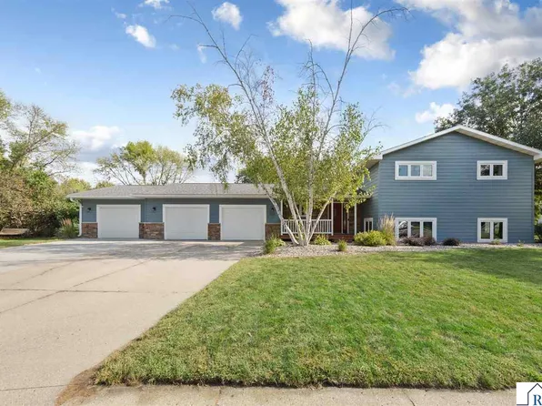 1552 Nottingham Dr, North Mankato, MN 56003