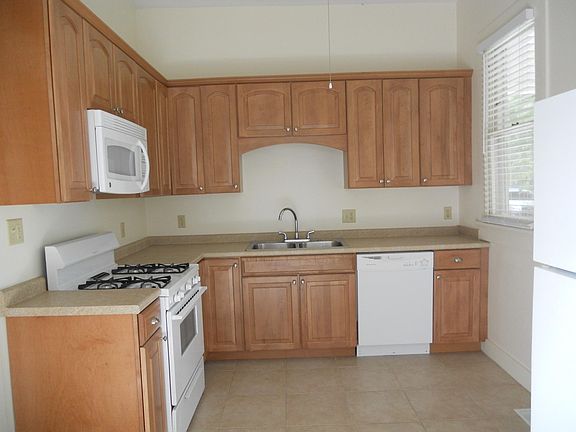 5th image of 424 NE 6th St APT A
