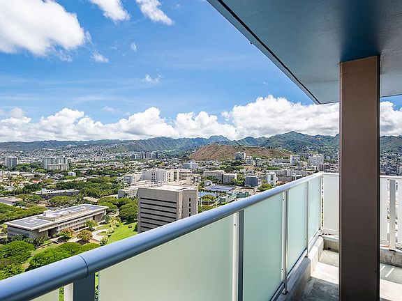 Wrap-around lanai and corner sliding doors