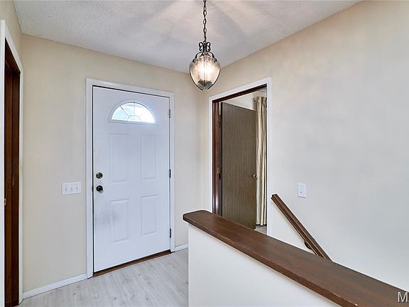 4th image of 987 Barbizon Dr