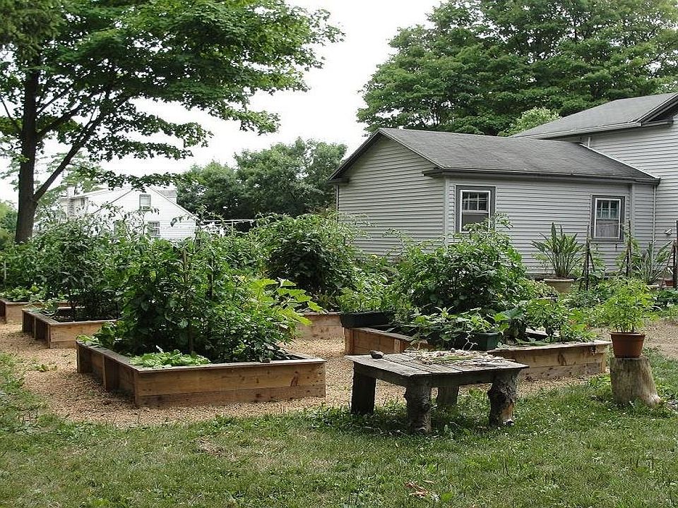 2nd image of 424 Bartnick Rd