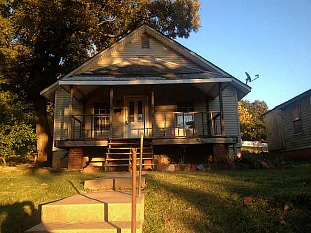 1st image of 906 S Dewey Ave