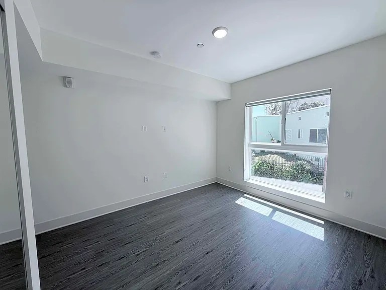 2022 West Sunset Boulevard — Photo 15