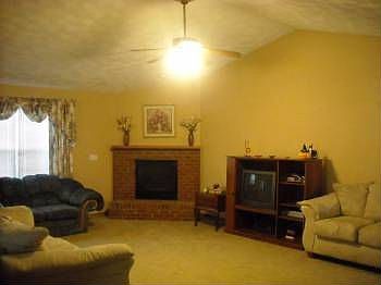 4th image of 908 Holliday Dr