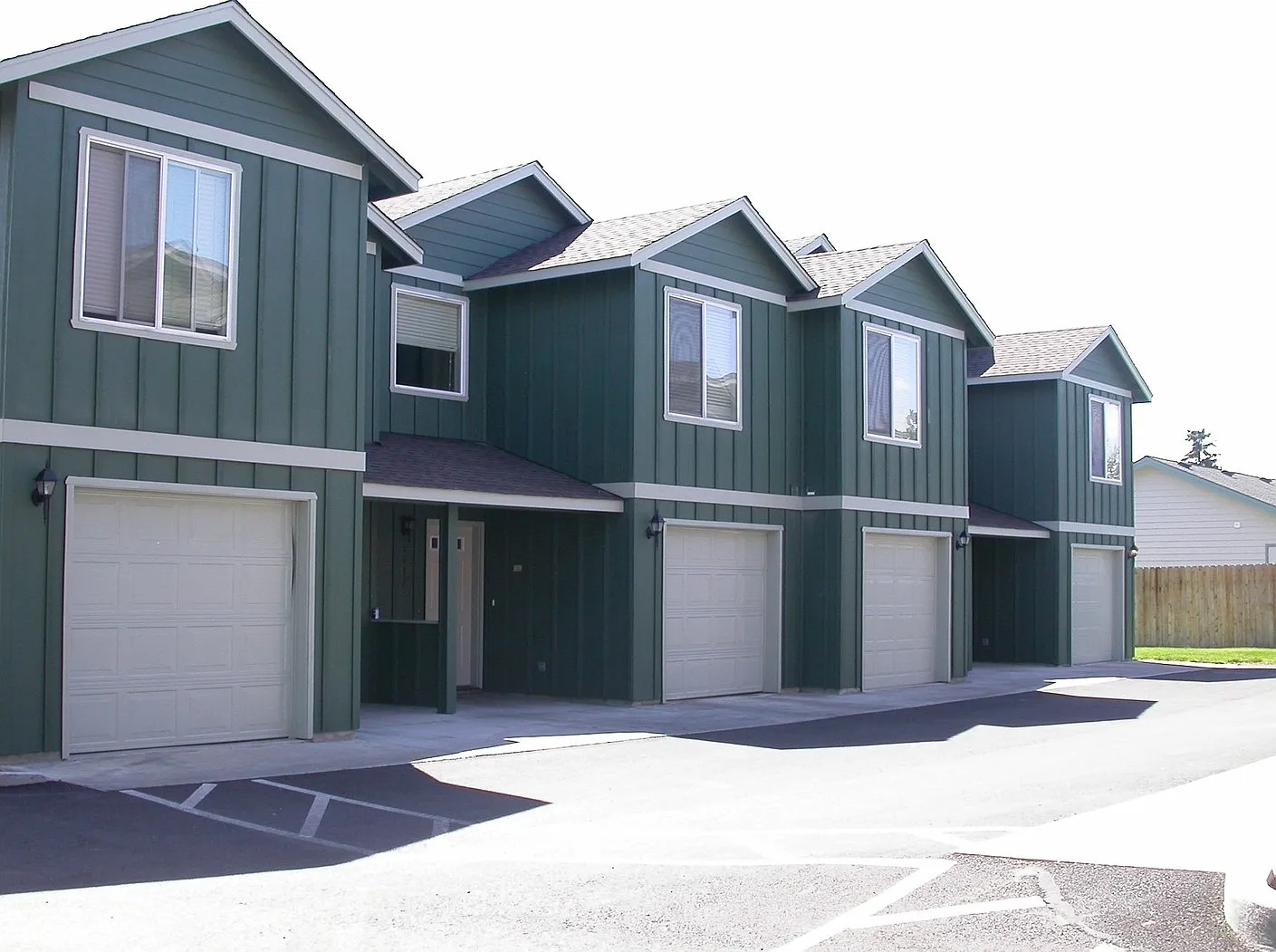 2 Bedroom / 2.5 Bathroom + Office Townhome in Redmond Oregon — Photo 1