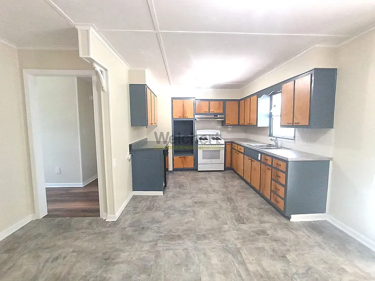 809 Thomas St — Photo 3