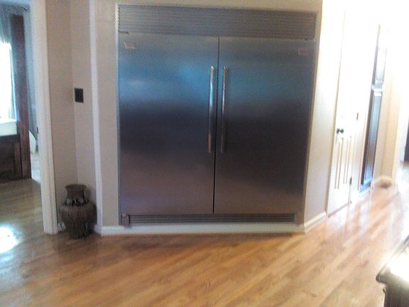 Kitchen refrigerator/freezer closed
