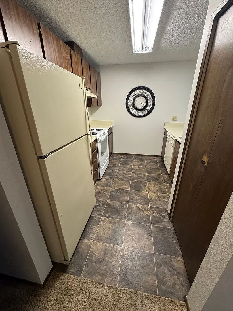 2 Bedroom 1 Bath Burien Condo 995sf, Fireplace, Balcony, One Car Garage with Storage — Photo 4