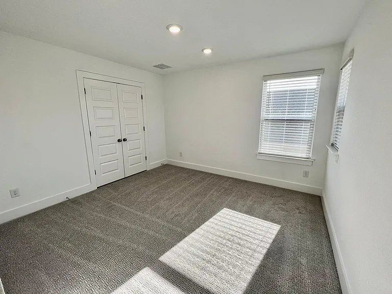 120 Green Knoll Ln — Photo 43