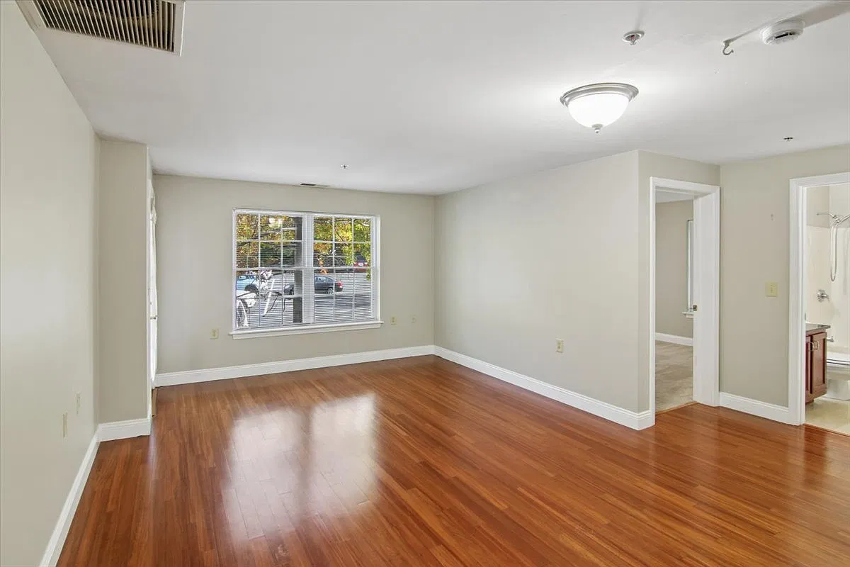 3 bed, 1000 sqft, $2,425 — Photo 4