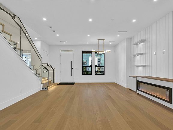 4th image of 15636 23a Ave