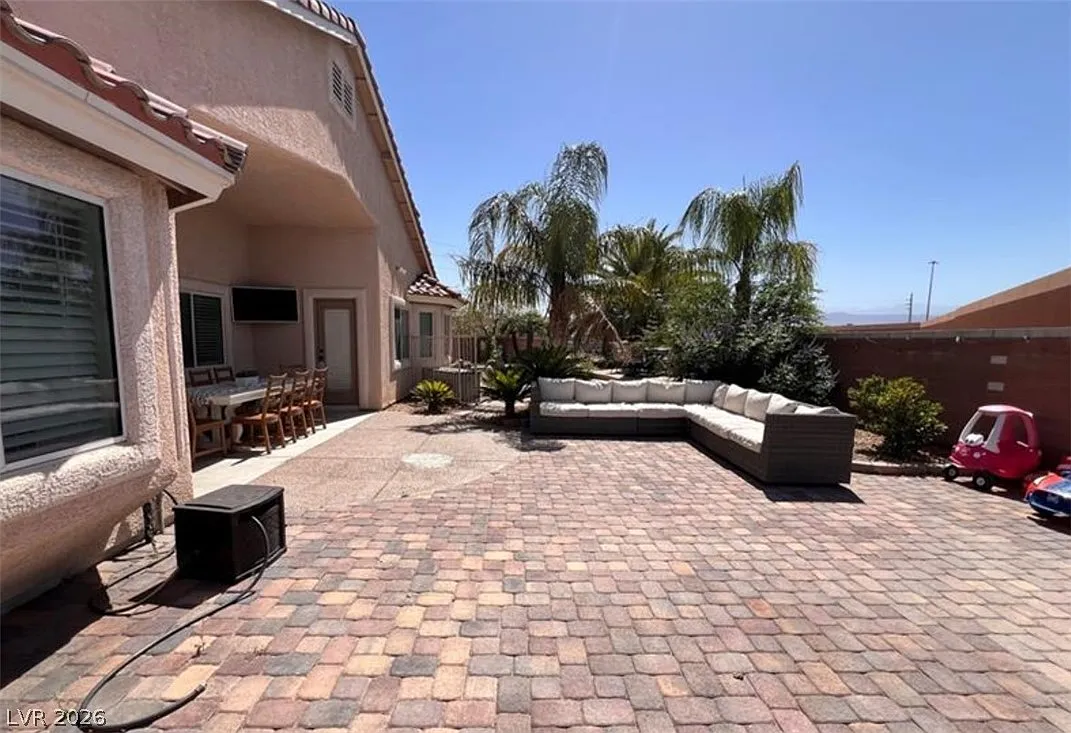 4 bed, 2.0 bath, 2182 sqft, $3,200 — Photo 4
