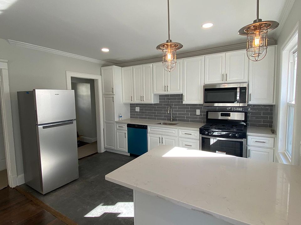 Brand new kitchen! Quartz countertops, stainless steel appliances, breakfast island.
