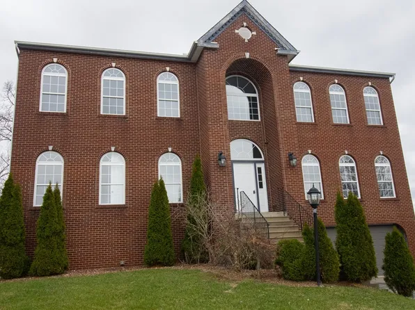 112 Stratford Ct, New Stanton, PA 15672