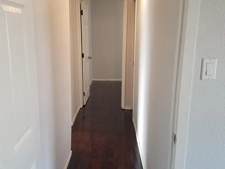 420 W Crockett St — Photo 7