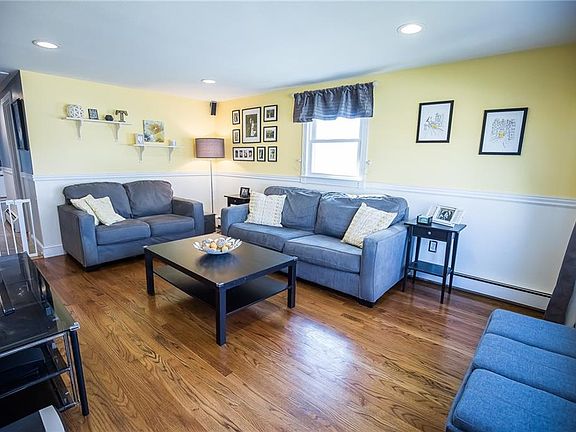 3rd image of 22 Pilgrim Ave E