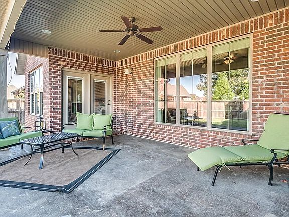 3rd image of 2701 W Murfield Dr
