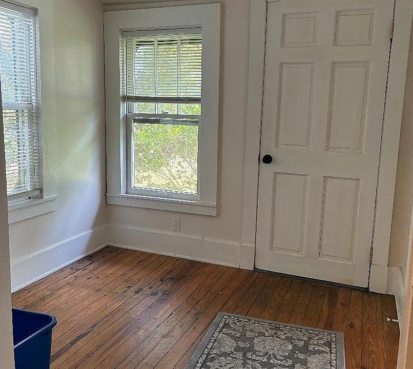 22nd image of 16582 River St