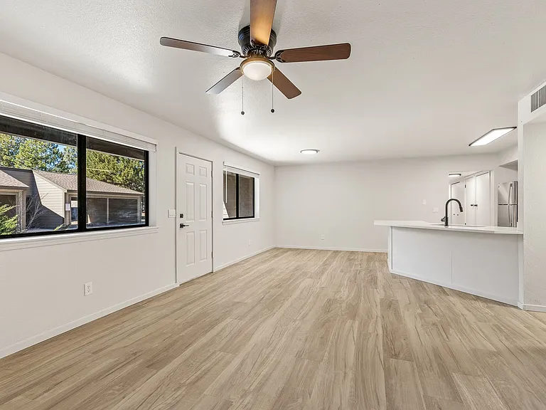 3325 E Lockett Rd — Photo 47