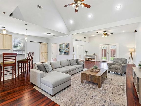 3rd image of 701 Cazalard St
